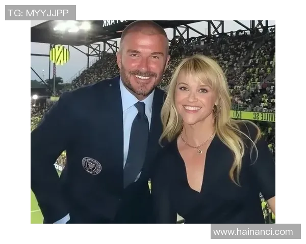 与足球球星亲密合照获得签名纪念珍贵瞬间尽显球场魅力