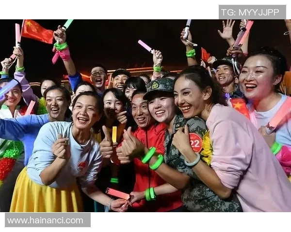 两位足球巨星并肩欣赏烟花绽放,共享夜空璀璨美景的难忘时刻 两位足球巨星并肩欣赏烟花绽放,共享夜空璀璨美景的难忘时刻