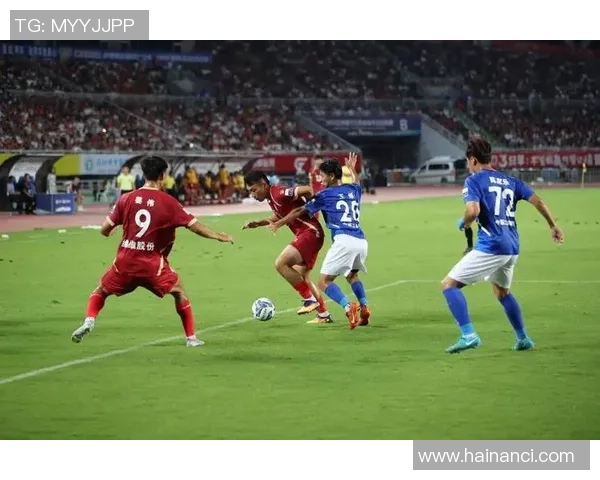 球星怒目凝视瞬间引爆全场激情震撼足球赛场 球星怒目凝视瞬间引爆全场激情震撼足球赛场